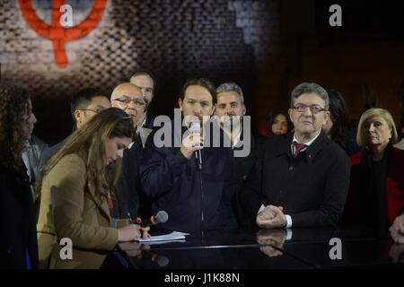 Politiker Pablo Iglesias und Jean-Luc Mélenchón bei einer politischen Veranstaltung in Paris, Frankreich am Freitag, 21. April 2017 Stockfoto