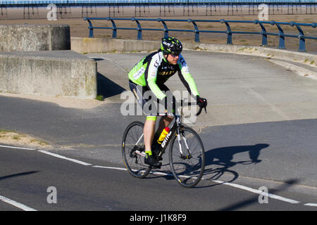 Southport, Merseyside, England. Großbritannien Wetter. 22. April 2017. Hell, sonnig, aber kühl Start mit Temperaturen voraussichtlich zweistellig im Nordwesten erreichen. Bildnachweis: MediaWorldImages/AlamyLiveNews Stockfoto