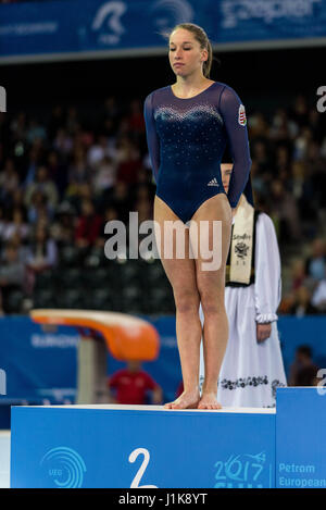 Cluj-Napoca, Rumänien. 21. April 2017. Zsofia Kovacs (HUN) bei der Preisverleihung während der Frauen Finale auf die europäischen Männer und Frauen künstlerische Gymnastik-Meisterschaften in Cluj-Napoca, Rumänien. 21.04.2017 Kredit: Cronos/Alamy Live-Nachrichten Stockfoto