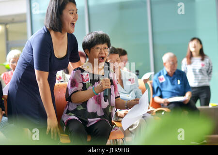 Kuala Lumpur, Malaysia. 22. April 2017. Eine Frau, die mit der Parkinson-Krankheit gelitten singt während eines Ereignisses, das Bewusstsein der Parkinson-Krankheit in Kuala Lumpur, Malaysia, am 22. April 2017. Bildnachweis: Chong Voon Chung/Xinhua/Alamy Live-Nachrichten Stockfoto