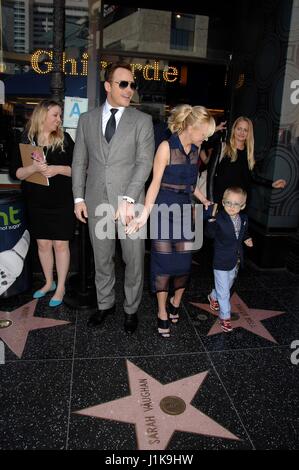 Los Angeles, CA, USA. 21. April 2017. Chris Pratt, Anna Faris, Jack Pratt bei der Induktion Zeremonie für Stern auf dem Hollywood Walk of Fame für Chris Pratt, Hollywood Boulevard, Los Angeles, CA 21. April 2017. Bildnachweis: Michael Germana/Everett Collection/Alamy Live-Nachrichten Stockfoto