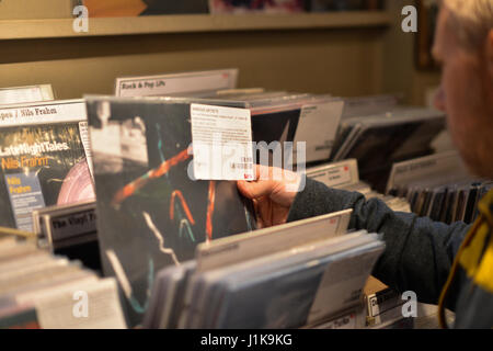 Berwick Street, London, UK. 22. April 2017. Menschen Schlange, außen Plattenläden in Soho, Datensätze zu der 10. Tag der Schallplatte zu kaufen. Bildnachweis: Matthew Chattle/Alamy Live-Nachrichten Stockfoto