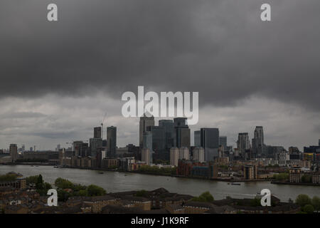 London, UK. 22. April 2017. UK-Wetter: Grauer Himmel und cloud-über London und Canary Wharf Geschäftshäuser Park © Guy Corbishley/Alamy Live News Stockfoto