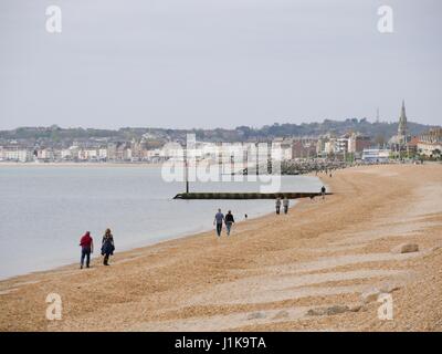 Weymouth, Dorset, UK. 22. April 2017. Menschen zu Fuß am Strand entlang an einem bewölkten, aber hellen Tag mit einer Temperatur von 13° C. © DTNews/Alamy Live Credit: Dan Tucker/Alamy Live-Nachrichten Stockfoto