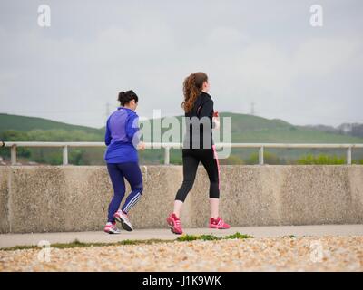 Weymouth, Dorset, UK. 22. April 2017. Zwei Frauen Joggen entlang der Promenade an einem bewölkten, aber hellen Tag mit einer Temperatur von 13° C. © DTNews/Alamy Live Credit: Dan Tucker/Alamy Live-Nachrichten Stockfoto
