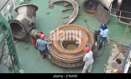 Dhaka. 21. April 2017. Bangladesch und chinesische Arbeiter arbeiten auf der Baustelle Padma Brücke am Stadtrand von Bangladesch Hauptstadt Dhaka, am 21. April 2017. Im Juni 2014 den Zuschlag der Regierung von Bangladesh China große Brücke Engineering Company Limited 1,55 Milliarden US Dollar Kernstruktur des Projekts Padma Brücke zu bauen, die in vier Jahren abgeschlossen sein soll. Die 25 Meter breiten und 10-km-lange Brücke entsteht über Padma Fluss, eines der drei großen Flüsse in Bangladesch. Bildnachweis: Jibon Ahsan/Xinhua/Alamy Live-Nachrichten Stockfoto