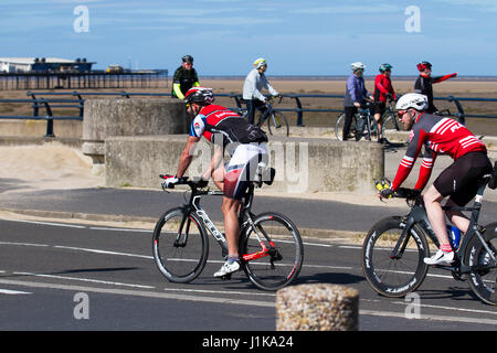 Amateur- und Radfahrer in Southport, Merseyside, UK. UK Wetter. 22. April 2017. Hell sonnig aber kalt mit Temperaturen erwartet doppelten Abbildungen in der North West zu erreichen. Credit: MediaWorldImages/AlamyLiveNews Stockfoto