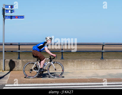 Southport, Merseyside, England.  Großbritannien Wetter.  22. April 2017.  Hell, sonnig, aber kühl Start mit Temperaturen voraussichtlich zweistellig im Nordwesten erreichen. Bildnachweis: MediaWorldImages/AlamyLiveNews Stockfoto