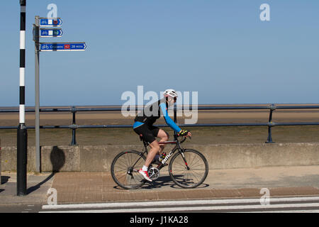 Southport, Merseyside, England.  Großbritannien Wetter.  22. April 2017.  Hell, sonnig, aber kühl Start mit Temperaturen voraussichtlich zweistellig im Nordwesten erreichen. Bildnachweis: MediaWorldImages/AlamyLiveNews Stockfoto