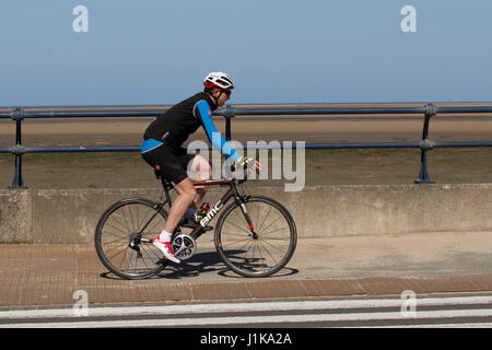 Southport, Merseyside, England.  Großbritannien Wetter.  22. April 2017.  Hell, sonnig, aber kühl Start mit Temperaturen voraussichtlich zweistellig im Nordwesten erreichen. Bildnachweis: MediaWorldImages/AlamyLiveNews Stockfoto