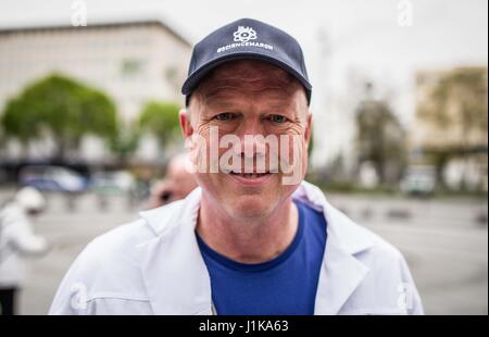 22. April 2017 - MÃ¼Nchen, Bayern, Deutschland - Randolph Caldwell des Helmholtz-Zentrums in München. Caldwell ist auch Organisator. Zeitgleich mit Earth Day, nahm mehr als 500 Städten weltweit im März für die Wissenschaft - eine koordinierte Demonstration entwickelt, um Unterstützung für die Wissenschaften in der Ära Post-Fakten zu verstärken. Wissenschaftler und Pädagogen Wissenschaft habe gefühlt, dass sie unter Beschuss durch gefälschte Nachrichten, zunehmende Skepsis, Verschwörungen und feindliche Politik gewesen. Trotz unparteiisch und unpolitisch, wie auch als dieser März in Deutschland, hat die eigene "Krieg gegen die Wissenschaft '' und de Stockfoto