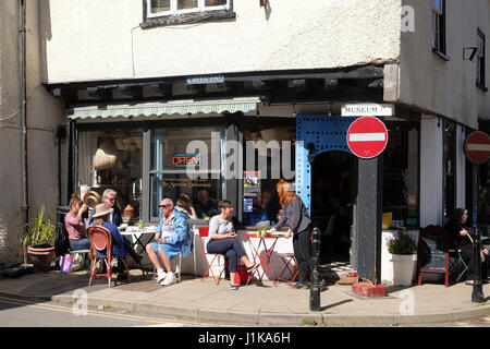 Presteigne, Powys, Wales, UK - warme April 2017 - Sonne sorgt für gute alfresco Kaffee-Geschäft für Kunden außerhalb der marokkanischen Cafe in Mid Wales Stadt von Presteigne Kaffee. Stockfoto