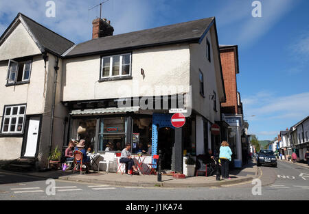 Presteigne, Powys, Wales, UK - warme April 2017 - Sonne sorgt für gute alfresco Kaffee-Geschäft für Kunden außerhalb der marokkanischen Cafe in Mid Wales Stadt von Presteigne Kaffee. Stockfoto