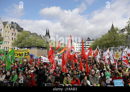 Köln, Deutschland. 22. April 2017. Demonstranten mit Fahnen und Plakate während der Demonstrationen gegen die Alternative für Deutschland (AfD) Parteitag in Köln, 22. April 2017. Die Demonstrationen gegen die rechtsextreme populistische Partei sollen bis zu 50.000 Menschen zu gewinnen. Etwa 4.000 Polizisten wurden in der Stadt eingesetzt. Foto: Oliver Berg/Dpa/Alamy Live News Stockfoto