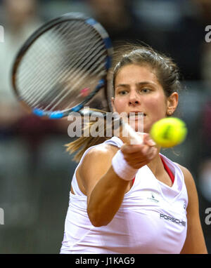 Stuttgart, Deutschland. 22. April 2017. Deutschlands Julia Goerges in Aktion während der Womens Tennis Federation Cup Welt Gruppe Relegationsspiel match zwischen Deutschland und der Ukraine in Stuttgart, Deutschland, 22. April 2017. Foto: Daniel Maurer/Dpa/Alamy Live News Stockfoto