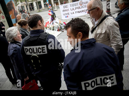 Paris, Frankreich. 22. April 2017. Polizisten und Passanten in der Nähe der Stelle, wo ein Polizist bei einem Angriff (20.04.17) in Paris, Frankreich, 22. April 2017 getötet wurde. Die Länderverantwortlichen zu den Urnen Morgen zur Wahl des nächsten Präsidenten. Foto: Kay Nietfeld/Dpa/Alamy Live News Stockfoto