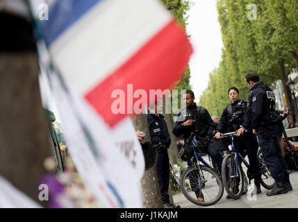 Paris, Frankreich. 22. April 2017. Polizisten und Passanten in der Nähe der Stelle, wo ein Polizist bei einem Angriff (20.04.17) in Paris, Frankreich, 22. April 2017 getötet wurde. Die Länderverantwortlichen zu den Urnen Morgen zur Wahl des nächsten Präsidenten. Foto: Kay Nietfeld/Dpa/Alamy Live News Stockfoto