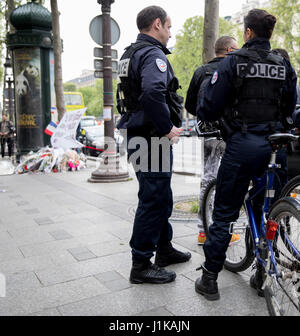 Paris, Frankreich. 22. April 2017. Polizisten und Passanten in der Nähe der Stelle, wo ein Polizist bei einem Angriff (20.04.17) in Paris, Frankreich, 22. April 2017 getötet wurde. Die Länderverantwortlichen zu den Urnen Morgen zur Wahl des nächsten Präsidenten. Foto: Kay Nietfeld/Dpa/Alamy Live News Stockfoto