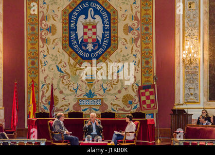 Madrid, Spanien, 22. April 2017. Eduardo Mendoza (Mitte) Schriftsteller Cervantes-Preis 2017 in einem Vortrag an der Complutense Universität am 22. April 2017, Madrid, Spanien. Bildnachweis: Enrique Davó/Alamy Live-Nachrichten. Stockfoto