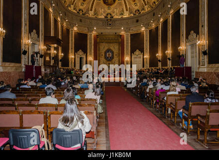 Madrid, Spanien, 22. April 2017. Eduardo Mendoza Schriftsteller (Mitte) Cervantespreis 2017 in einem Vortrag mit Öffentlichkeit an der Complutense Universität am 22. April 2017, Madrid, Spanien. Bildnachweis: Enrique Davó/Alamy Live-Nachrichten. Stockfoto