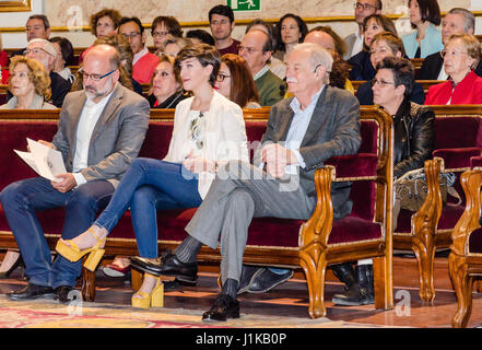 Madrid, Spanien, 22. April 2017. Eduardo Mendoza Schriftsteller (rechts) Cervantespreis 2017 in einem Vortrag an der Complutense Universität am 22. April 2017, Madrid, Spanien. Bildnachweis: Enrique Davó/Alamy Live-Nachrichten. Stockfoto