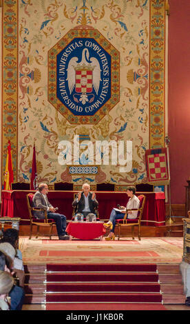 Madrid, Spanien, 22. April 2017. Eduardo Mendoza (Mitte) Schriftsteller Cervantes-Preis 2017 in einem Vortrag an der Complutense Universität am 22. April 2017, Madrid, Spanien. Bildnachweis: Enrique Davó/Alamy Live-Nachrichten. Stockfoto