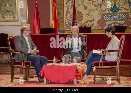 Madrid, Spanien, 22. April 2017. Eduardo Mendoza (Mitte) Schriftsteller Cervantes-Preis 2017 in einem Vortrag an der Complutense Universität am 22. April 2017, Madrid, Spanien. Bildnachweis: Enrique Davó/Alamy Live-Nachrichten. Stockfoto