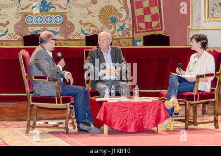 Madrid, Spanien, 22. April 2017. Eduardo Mendoza (Mitte) Schriftsteller Cervantes-Preis 2017 in einem Vortrag an der Complutense Universität am 22. April 2017, Madrid, Spanien. Bildnachweis: Enrique Davó/Alamy Live-Nachrichten. Stockfoto