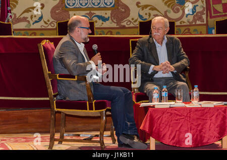 Madrid, Spanien, 22. April 2017. Eduardo Mendoza Schriftsteller (rechts) Cervantespreis 2017 in einem Vortrag an der Complutense Universität am 22. April 2017, Madrid, Spanien. Bildnachweis: Enrique Davó/Alamy Live-Nachrichten. Stockfoto