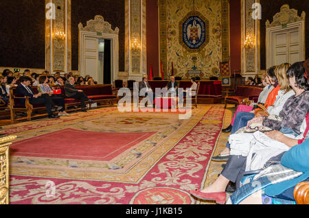 Madrid, Spanien, 22. April 2017. Eduardo Mendoza (Mitte) Schriftsteller Cervantes-Preis 2017 in einem Vortrag an der Complutense Universität am 22. April 2017, Madrid, Spanien. Bildnachweis: Enrique Davó/Alamy Live-Nachrichten. Stockfoto