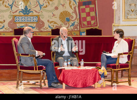 Madrid, Spanien, 22. April 2017. Eduardo Mendoza (Mitte) Schriftsteller Cervantes-Preis 2017 in einem Vortrag an der Complutense Universität am 22. April 2017, Madrid, Spanien. Bildnachweis: Enrique Davó/Alamy Live-Nachrichten. Stockfoto