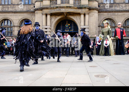 Sheffield, Vereinigtes Königreich. 22. April 2017. Morris Tänzer traditionelle Tänze vor Sheffield Rathaus, Str. Georges Tag zu markieren. Boggarts Frühstück sind ein Morris Truppe von Hillsborough, Sheffield. Bildnachweis: Jeanette Teare/Alamy Live-Nachrichten Stockfoto