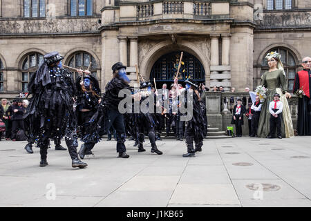 Sheffield, Vereinigtes Königreich. 22. April 2017. Morris Tänzer traditionelle Tänze vor Sheffield Rathaus, Str. Georges Tag zu markieren. Boggarts Frühstück sind ein Morris Truppe von Hillsborough, Sheffield. Bildnachweis: Jeanette Teare/Alamy Live-Nachrichten Stockfoto