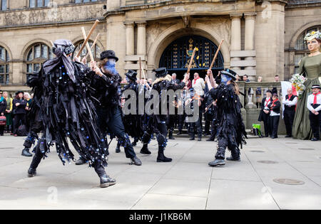 Sheffield, Vereinigtes Königreich. 22. April 2017. Morris Tänzer traditionelle Tänze vor Sheffield Rathaus, Str. Georges Tag zu markieren. Boggarts Frühstück sind ein Morris Truppe von Hillsborough, Sheffield. Bildnachweis: Jeanette Teare/Alamy Live-Nachrichten Stockfoto