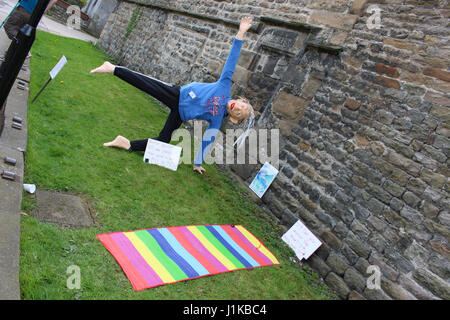 Wray, Lancashire, Vereinigtes Königreich. 22. April 2017. Pilaties jeder. Vogelscheuchen an jeder Ecke Wray Dorf zum Jahresbeginn die Dörfer Scarecrow Festival, das bis zum Feiertag Montag Kredit läuft: David Billinge/Alamy Live News Stockfoto