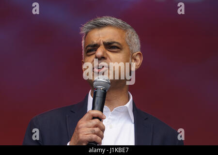 London, UK. 22. April 2017. Bürgermeister von London, Sadiq Khan Adressen die Massen fest von Str. George feiern am Trafalgar Square in London, UK am 22. April 2017.The Veranstaltung besucht, die voller Musik und Unterhaltung war wurde durch den Bürgermeister von London, Boris Johnson organisiert. St George ist der Schutzpatron von England. per Kreditkarte: siehe Li/Alamy Live News Stockfoto