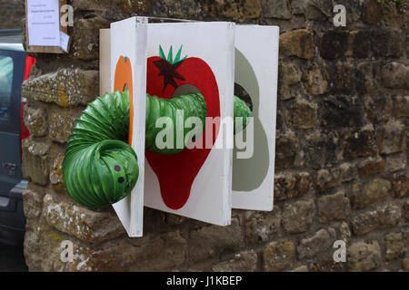 Wray, Lancashire, Vereinigtes Königreich. 22. April 2017. Hungry Caterpillar. Vogelscheuchen an jeder Ecke Wray Dorf zum Jahresbeginn die Dörfer Scarecrow Festival, das bis zum Feiertag Montag Kredit läuft: David Billinge/Alamy Live News Stockfoto