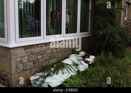 Wray, Lancashire, Vereinigtes Königreich. 22. April 2017. Ich warte auf ihren Prinzen. Vogelscheuchen an jeder Ecke Wray Dorf zum Jahresbeginn die Dörfer Scarecrow Festival, das bis zum Feiertag Montag Kredit läuft: David Billinge/Alamy Live News Stockfoto