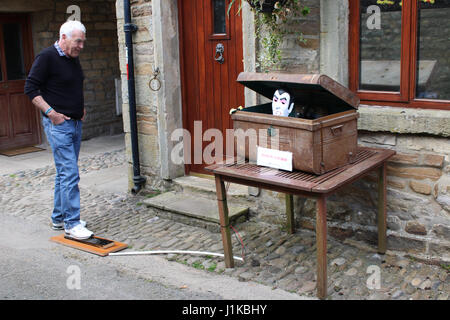 Wray, Lancashire, Vereinigtes Königreich. 22. April 2017. DRAC im Feld... Vogelscheuchen an jeder Ecke Wray Dorf zum Jahresbeginn die Dörfer Scarecrow Festival, das bis zum Feiertag Montag Kredit läuft: David Billinge/Alamy Live News Stockfoto