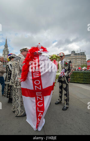 Trafalgar Square, London, UK. 22. April 2017. London feiert St. Georges Day an den Bürgermeister von London jährliche Fest des St. George. Der Platz ist gesäumt von Verkaufsständen, traditionelles englisches Essen, inspiriert durch die Ursprünge des 13. Jahrhunderts als ein Tag des Feierns. St. Georges Day fällt am 23. April. Bildnachweis: Malcolm Park/Alamy Live-Nachrichten Stockfoto