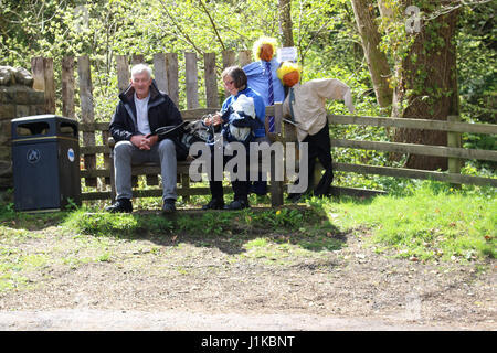 Wray, Lancashire, Vereinigtes Königreich. 22. April 2017. Vogelscheuchen an jeder Ecke Wray Dorf zum Jahresbeginn die Dörfer Scarecrow Festival, das bis zum Feiertag Montag hier Besucher läuft vermischen sich mit den Vogelscheuchen. Bildnachweis: David Billinge/Alamy Live-Nachrichten Stockfoto