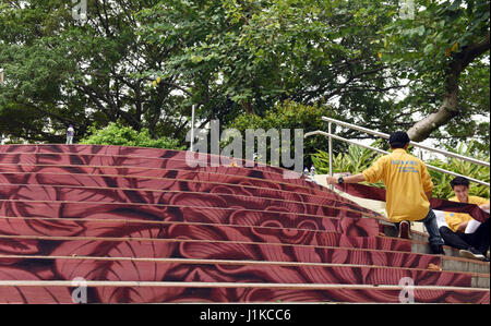 Hong Kong, China. 21. April 2017. Mitarbeiter schmücken Schritte in Tuen Mun Park in Hongkong, Südchina, 21. April 2017. Anlässlich der 20. Jahrestag der Gründung der Sonderverwaltungsregion Hongkong wurden Schritte in 20 verschiedenen Standorten mit Bildern von Blumen in Hong Kong vor kurzem verziert. Bildnachweis: Liu Yun/Xinhua/Alamy Live-Nachrichten Stockfoto