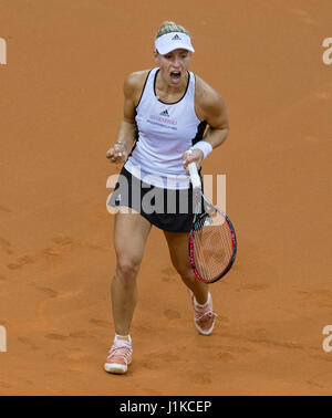 Stuttgart, Deutschland. 22. April 2017. Deutschlands Angelique Kerber in Aktion während der Womens Tennis Federation Cup Welt Gruppe Relegationsspiel match zwischen Deutschland und der Ukraine in Stuttgart, Deutschland, 22. April 2017. Foto: Daniel Maurer/Dpa/Alamy Live News Stockfoto