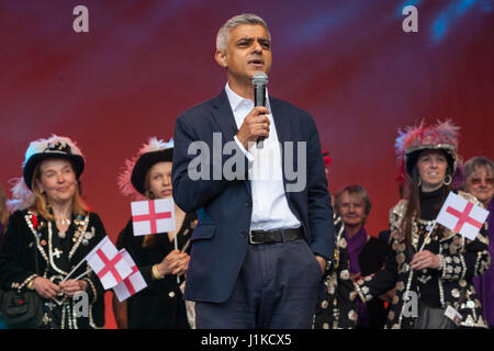 Trafalgar Square, London UK. 22. April 2017. Fest des Heiligen Georg.  Londoner Bürgermeister Sadiq Khan in Londons jährlichen Fest der St. George am Trafalgar Square. Bildnachweis: Steve Parkins/Alamy Live-Nachrichten Stockfoto