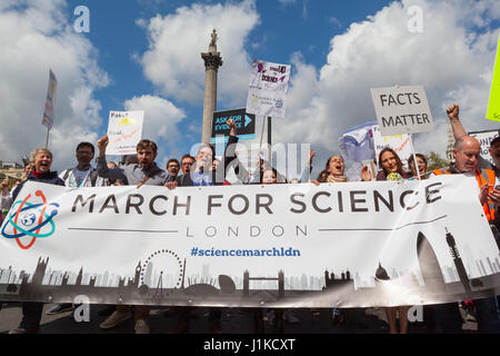 London UK. 22. April 2017. März für die Wissenschaft.  Comedians, BAFTA Gewinner und namhafte Wissenschaftler schließen Sie sich Tausenden von Menschen marschierten durch die Straßen von London im Namen der Wissenschaft. Beginnend bei der legendären Schritte der Naturgeschichte und Wissenschaft Museen, vorbei an einigen der Hauptstadt große wissenschaftliche Institutionen wie der Royal Society, die ihren Höhepunkt in einer Kundgebung in Parliament Square. Bildnachweis: Steve Parkins/Alamy Live-Nachrichten Stockfoto