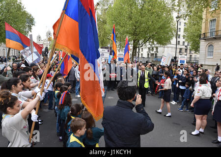 Whitehall, London, UK. 22. April 2017. Armenier zum Gedenken an den Völkermord an den Armeniern am Cenotaph in London. Bildnachweis: Matthew Chattle/Alamy Live-Nachrichten Stockfoto