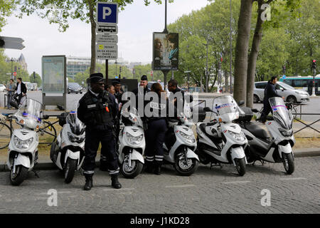 Paris, Frankreich. 22. April 2017. Polizisten sollen den Marsch zu schützen. Ein paar hundert Menschen nahmen an der 2017 Earth Day in Paris unter dem Motto "Marsch für die Wissenschaft". Es war Teil eines weltweiten Tages, in vielen Städten auf der ganzen Welt statt. Bildnachweis: Michael Debets/Alamy Live-Nachrichten Stockfoto