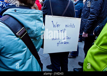 München, Deutschland. 22. April 2017. Der Marsch für die Wissenschaft ist der erste Schritt einer globalen Bewegung, die entscheidende Rolle Wissenschaft zu verteidigen spielt in unserer Gesundheit, Sicherheit, Wirtschaft und Regierungen. Bildnachweis: Luisa Fumi/Alamy Live-Nachrichten Stockfoto