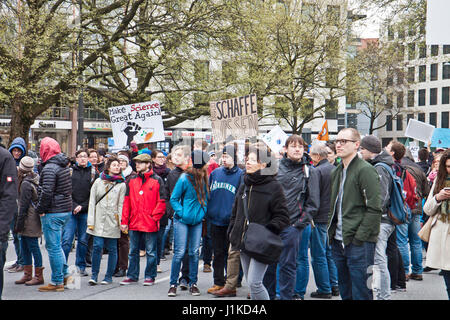 München, Deutschland. 22. April 2017. Der Marsch für die Wissenschaft ist der erste Schritt einer globalen Bewegung, die entscheidende Rolle Wissenschaft zu verteidigen spielt in unserer Gesundheit, Sicherheit, Wirtschaft und Regierungen. Bildnachweis: Luisa Fumi/Alamy Live-Nachrichten Stockfoto