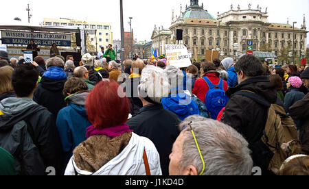 München, Deutschland. 22. April 2017. Der Marsch für die Wissenschaft ist der erste Schritt einer globalen Bewegung, die entscheidende Rolle Wissenschaft zu verteidigen spielt in unserer Gesundheit, Sicherheit, Wirtschaft und Regierungen. Bildnachweis: Luisa Fumi/Alamy Live-Nachrichten Stockfoto